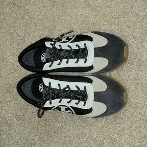 Tory Burch Sneaker, Black, Size 11.